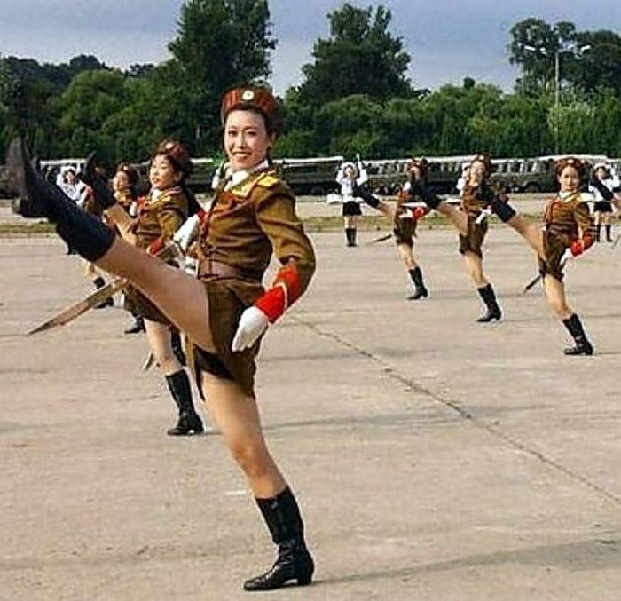 Северокорейские девушки в военной форме