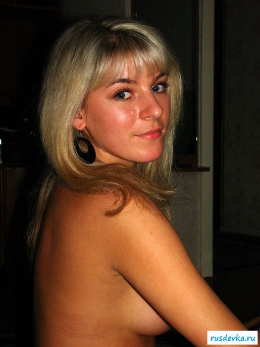 Личные фото русской блондинки дома