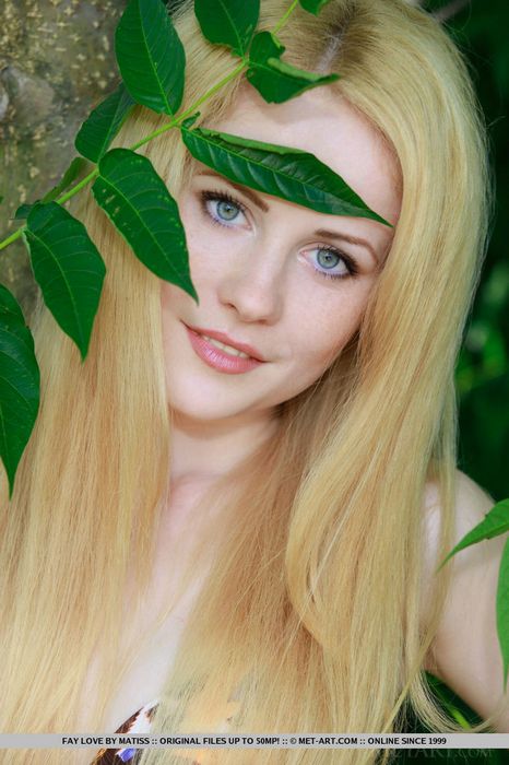 Молодая блондинка спряталась в лесу и показала киску на камеру