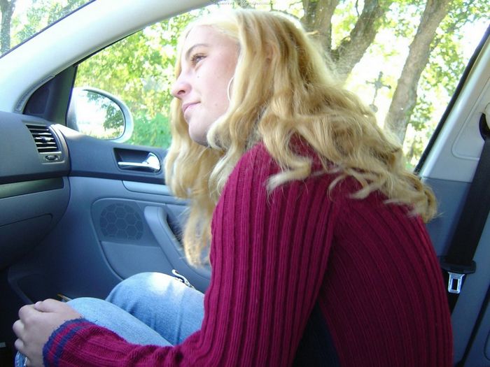 Пикапер трахается в машине с грудастой блондинкой